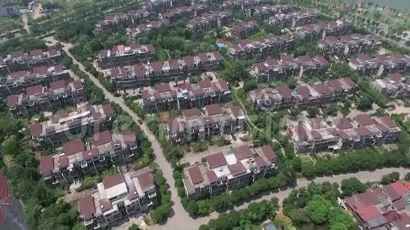 在高档地区许多豪华住宅的空中飞行镜头视频的预览图