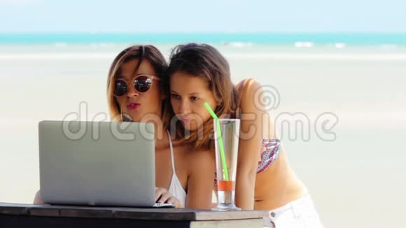 两名年轻的成年妇女一起工作视频的预览图