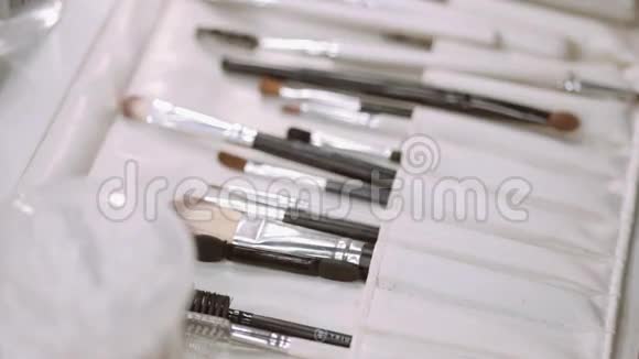 化妆专业配件刷子铺设在化妆台上视频的预览图