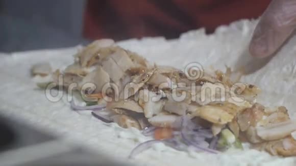 烹饪街头美食烤肉串视频的预览图