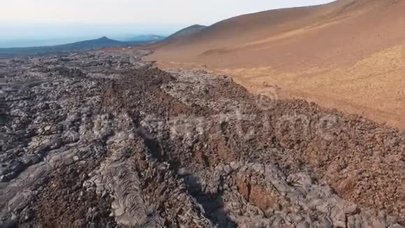 空中观景台游客爬山游客沿着山间小径散步视频的预览图