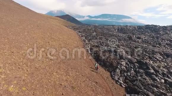 空中观景台游客爬山游客沿着山间小径散步视频的预览图