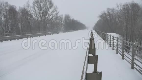 铁路路冬季汽车行驶大雪户外暴风雪俄罗斯暴风雪视频的预览图