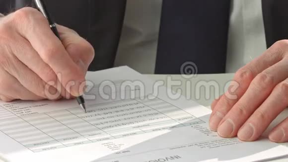 穿西装的商人签署一份文件视频的预览图