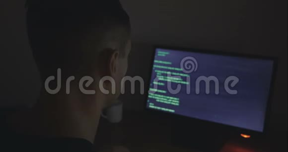 黑客程序员正在计算机上编写代码视频的预览图