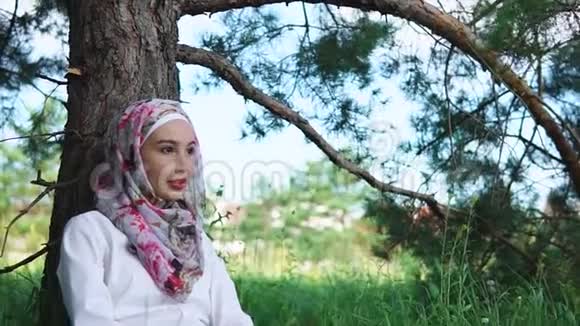 穆斯林妇女在公园里放松视频的预览图