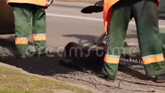一名公路工人在城市街道修理视频的预览图