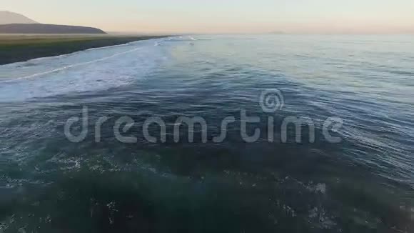 空中观景台沿着海洋的海岸飞行视频的预览图