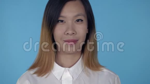 韩国快乐女性展示手势获胜视频的预览图