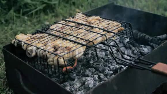 厨师在户外烧烤时准备鸡翅视频的预览图