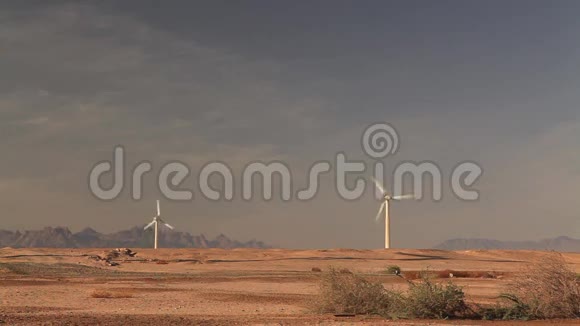蓝天背景下的风力涡轮机视频的预览图
