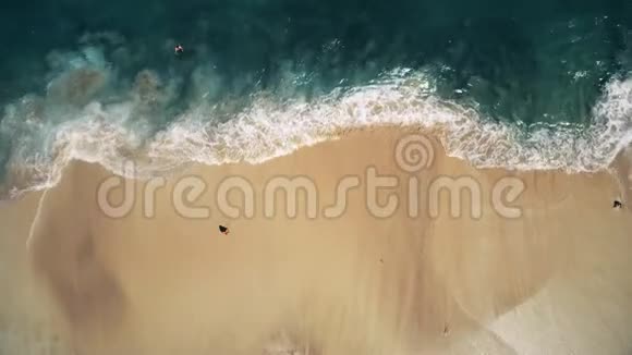 高空观景海浪和白沙滩视频的预览图