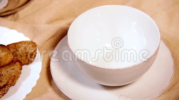 西兰花奶油汤倒在碗里视频的预览图