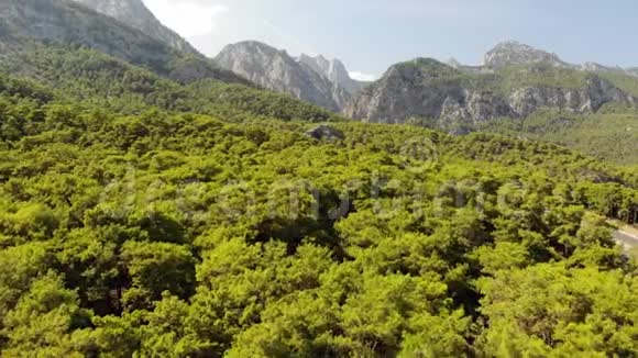鸟瞰土耳其贝尔迪比村的山脉和海岸国家公园视频的预览图