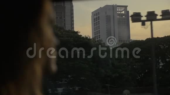 泰国曼谷妇女乘公共汽车旅行视频的预览图