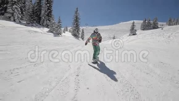 滑雪者表演魔术视频的预览图
