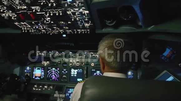 船长控制着飞机后视视频的预览图