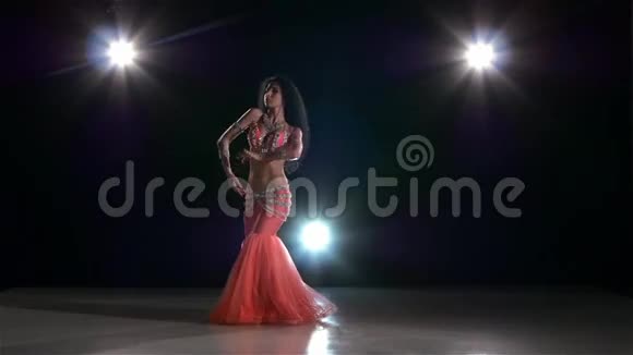 一位欧洲女子肚皮舞女开始跳舞视频的预览图