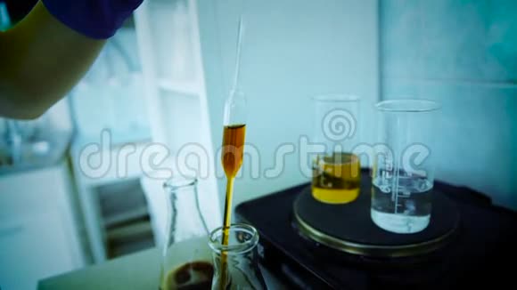 油或深色啤酒的分析研究实验室各种玻璃器皿设备施瓦茨比耶视频的预览图