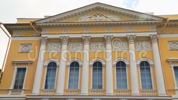 圣彼得堡国立俄罗斯博物馆大楼的正面视频的预览图