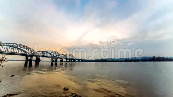 4K时间流逝令人难以置信的美丽城市景观日落后的时间河上的桥视频的预览图