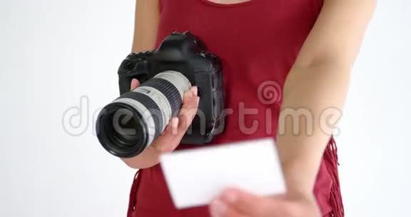 用数码相机拍照时出示名片视频的预览图