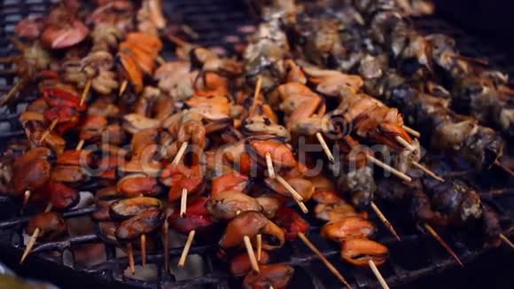 烤贻贝上串烤架上的烤肉串烧烤食物海鲜烧烤视频的预览图