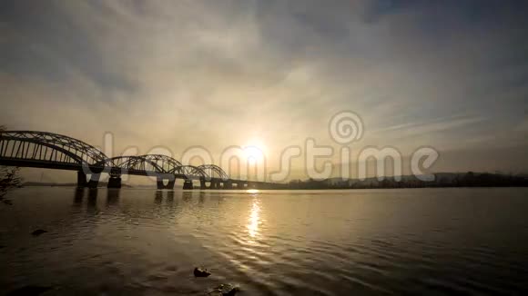 4K时间流逝令人难以置信的美丽城市景观日落河上的桥视频的预览图