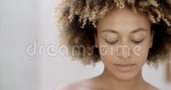 女人的脸与马斯卡拉刷视频的预览图