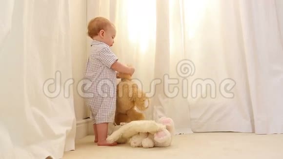 小男孩玩玩具熊视频的预览图