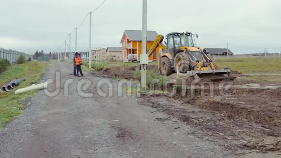 反铲装载机挖土建筑工地视频的预览图