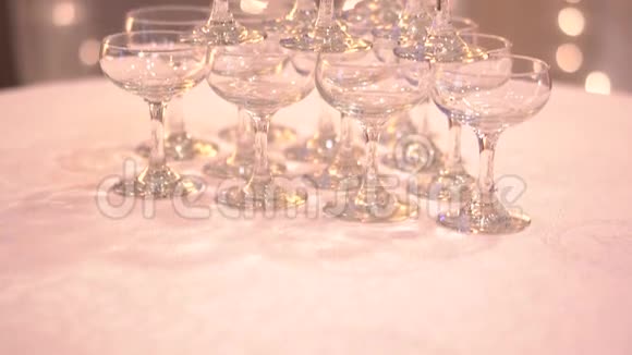 酒店内部婚礼的香槟杯近景视频的预览图