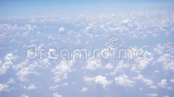 透过飞机窗户观看天空和云层视频的预览图