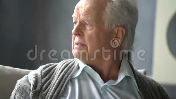 悲伤的退休老人的肖像孤独的祖父沮丧的样子非常沮丧视频的预览图