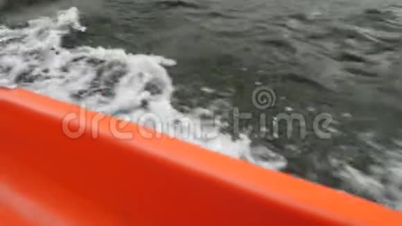 从船弓观看当快速移动在水与雷加塔背景视频的预览图