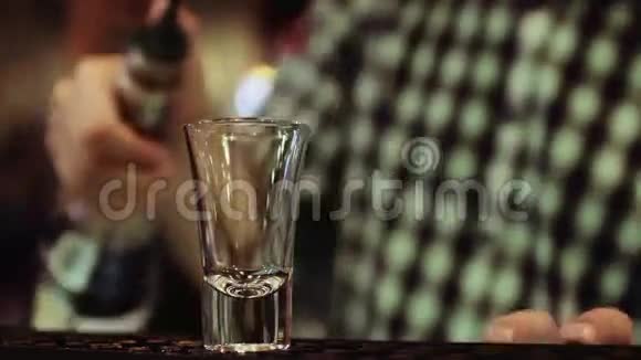 调酒师倒酒和混合三种不同的液体一种鸡尾酒关闭视频的预览图