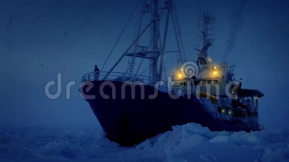 暴风雪中的破冰船视频的预览图