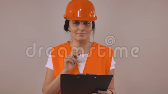 女职工书写文件视频的预览图