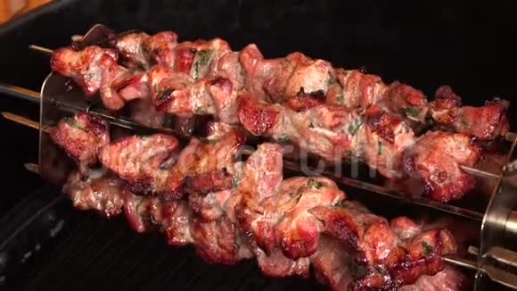 香酥烤串是用煤气烤架上的串烧的视频的预览图