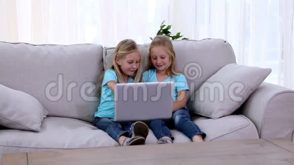 两个姐妹在玩手提电脑视频的预览图