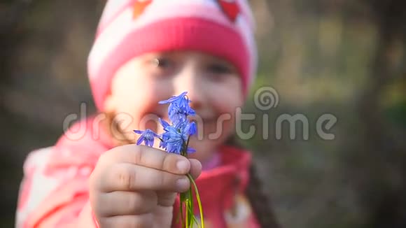 女孩拿着一个蓝色的雪花视频的预览图