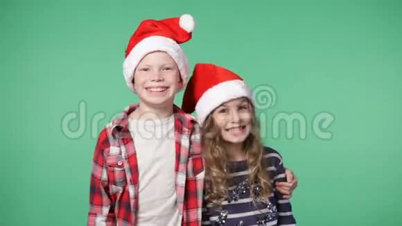 几个戴圣诞帽的孩子视频的预览图