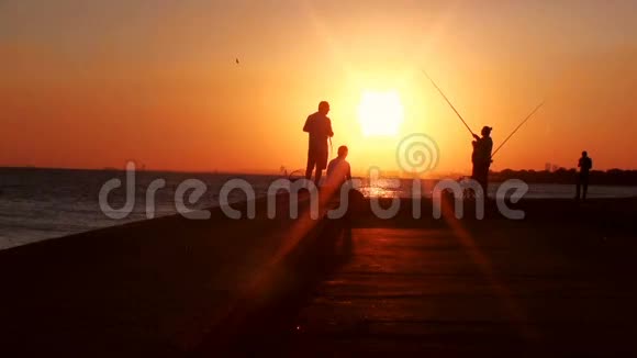 人们在日落时钓鱼视频的预览图