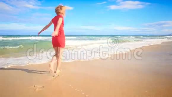 光着脚在海浪中的红圈金发女孩视频的预览图