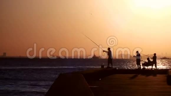 人们在日落时钓鱼视频的预览图