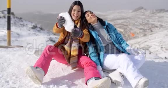 两个年轻的女滑雪者正在聊天视频的预览图