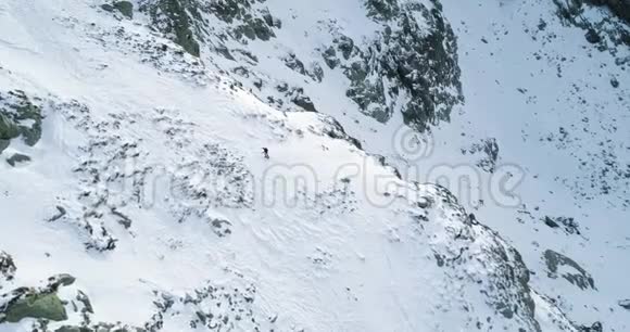 在冬天的雪山上有登山滑雪者在登山雪覆盖了山顶视频的预览图
