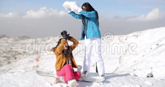 两个年轻的女朋友在雪地里玩耍视频的预览图