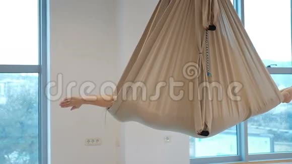 在一个封闭的吊床上一个女人躺在空中瑜伽视频的预览图