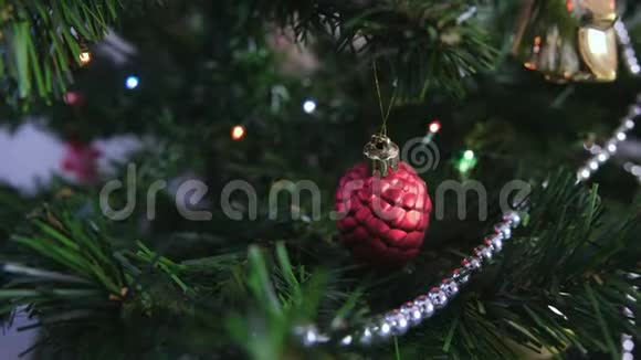 圣诞树上有红色闪亮的圆锥体圣诞树上有灯光的圣诞花环视频的预览图